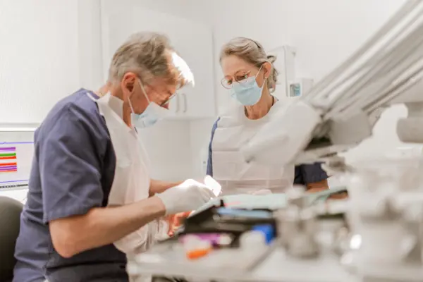 tandläkare vid dator