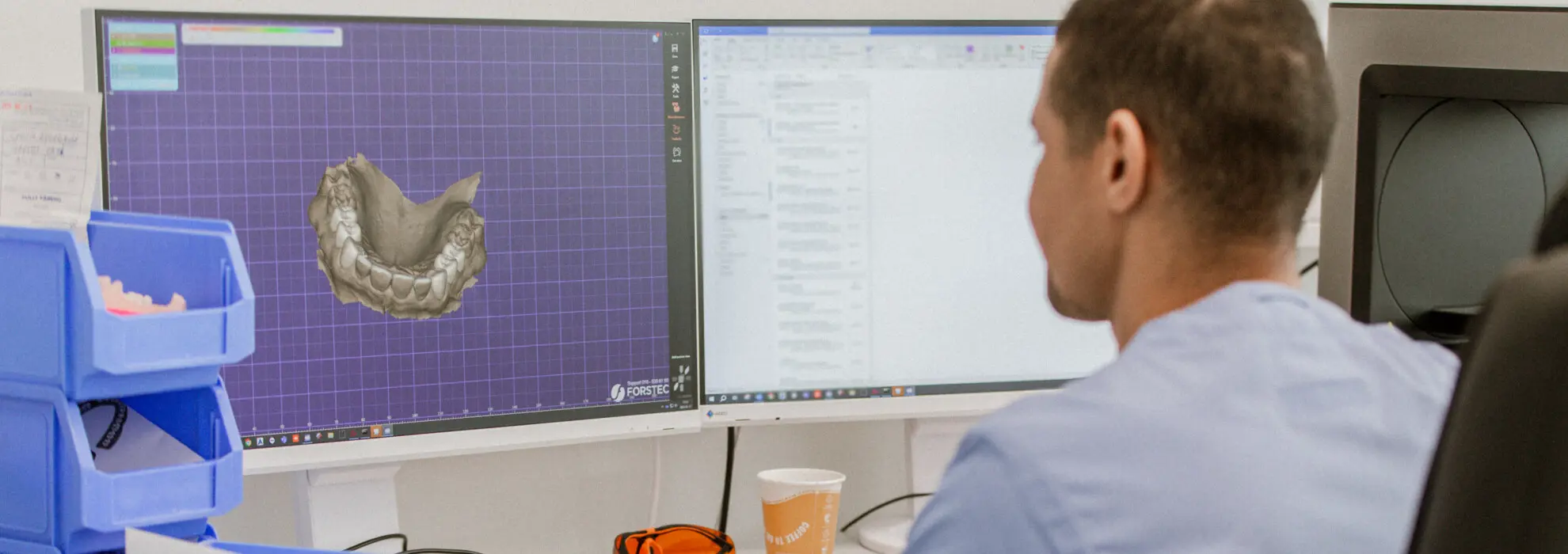 tandtekniker arbetar